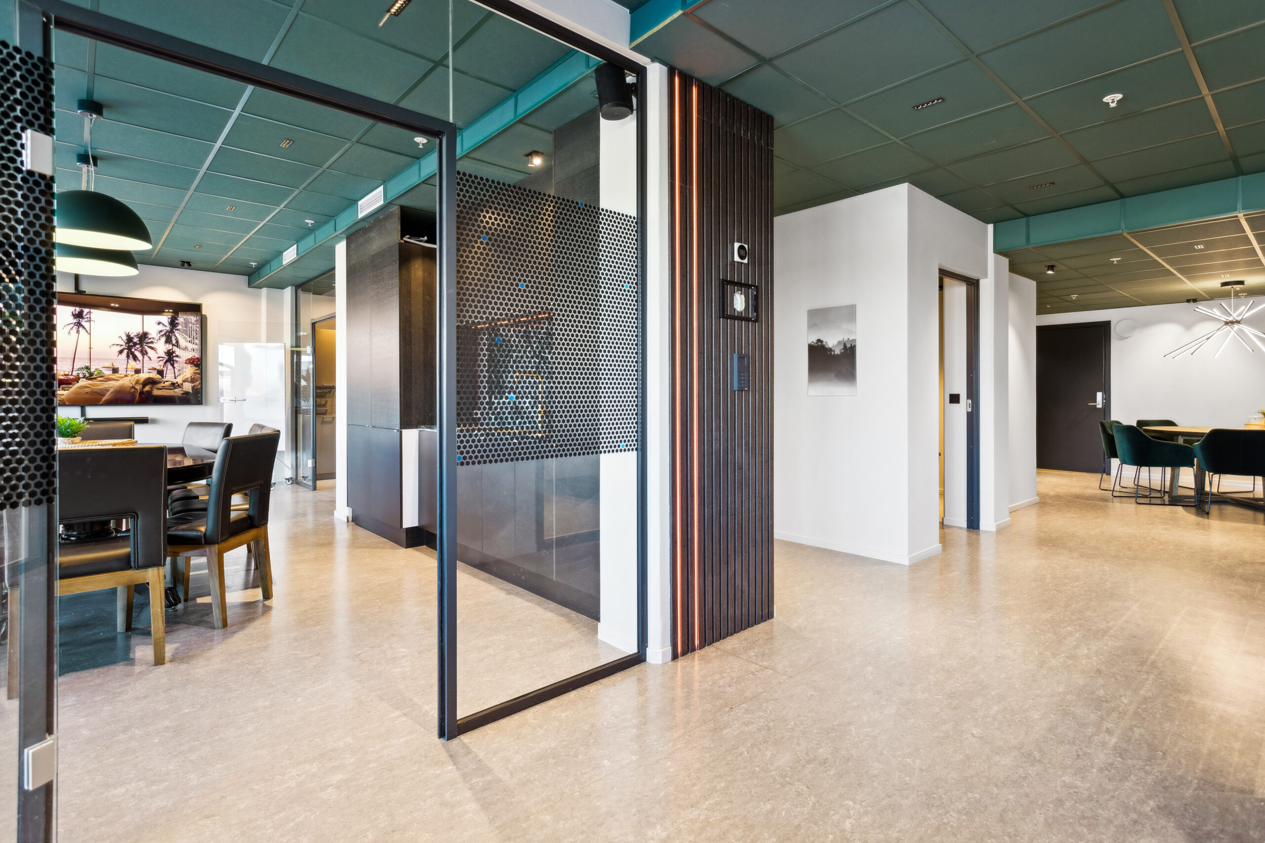 Nyoppusset kontorlokale med sorte belysningsdetaljer